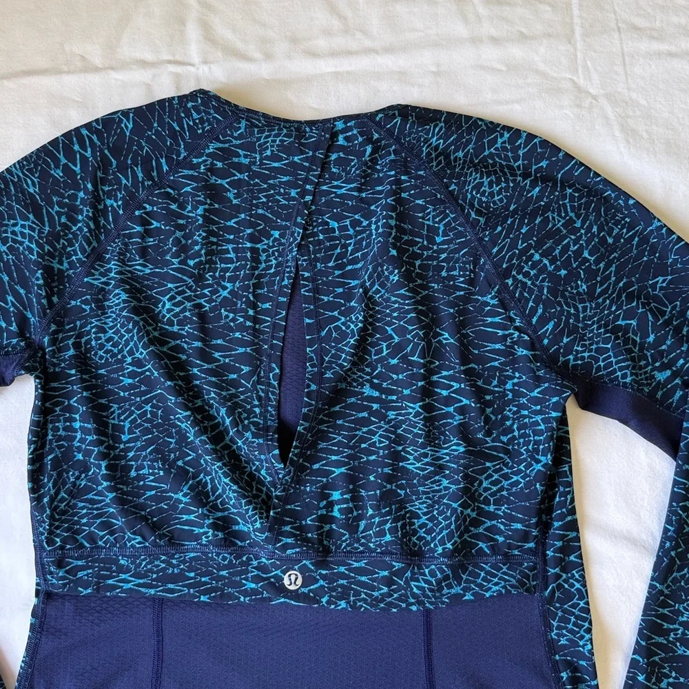 Lululemon Cover Me Long Sleeve Samba Snake Kayak Blue Hero Blue / Hero Blue✨